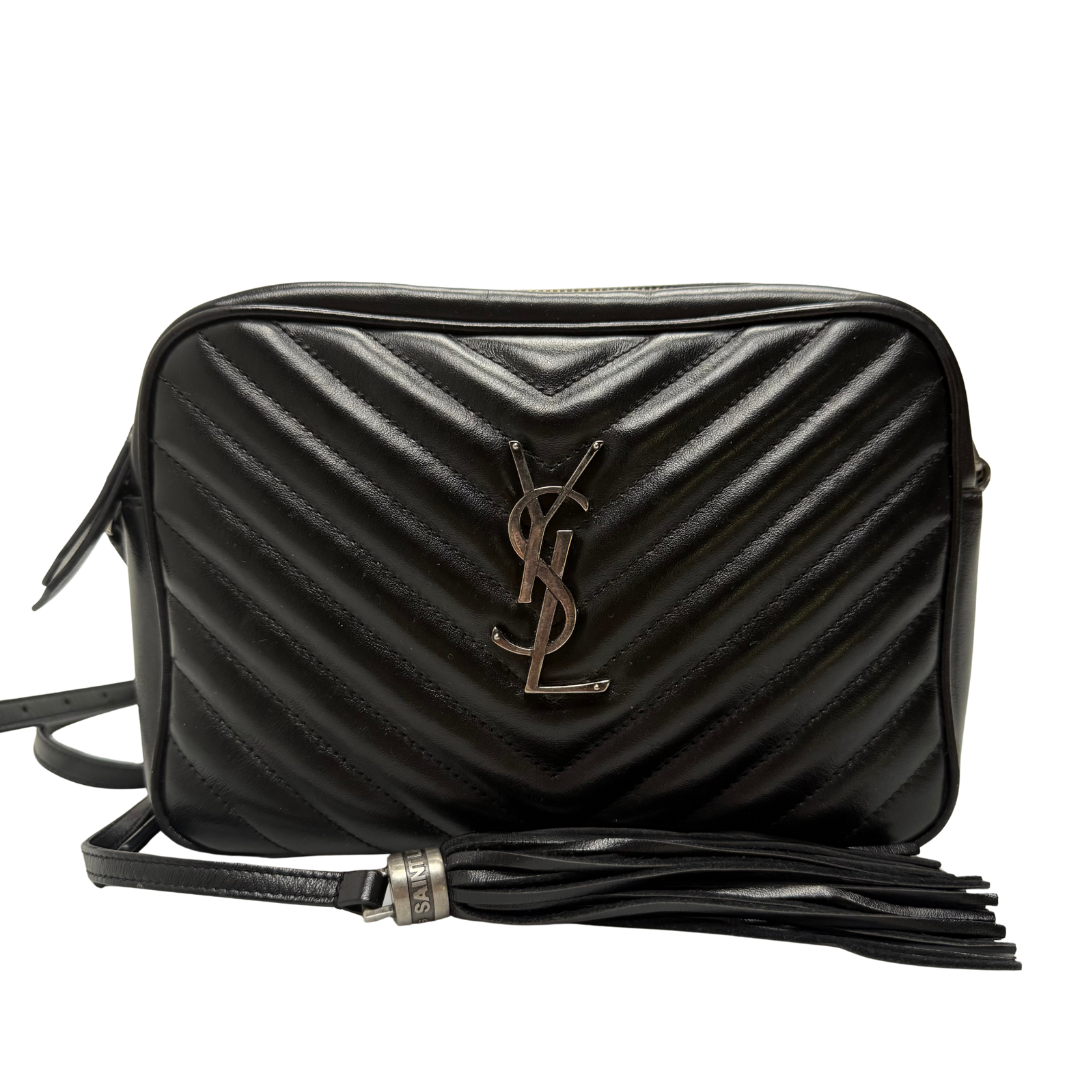 foto di lou camera bag in pelle nera e metalleria silver di saint laurent second hand di luxury mood shop
