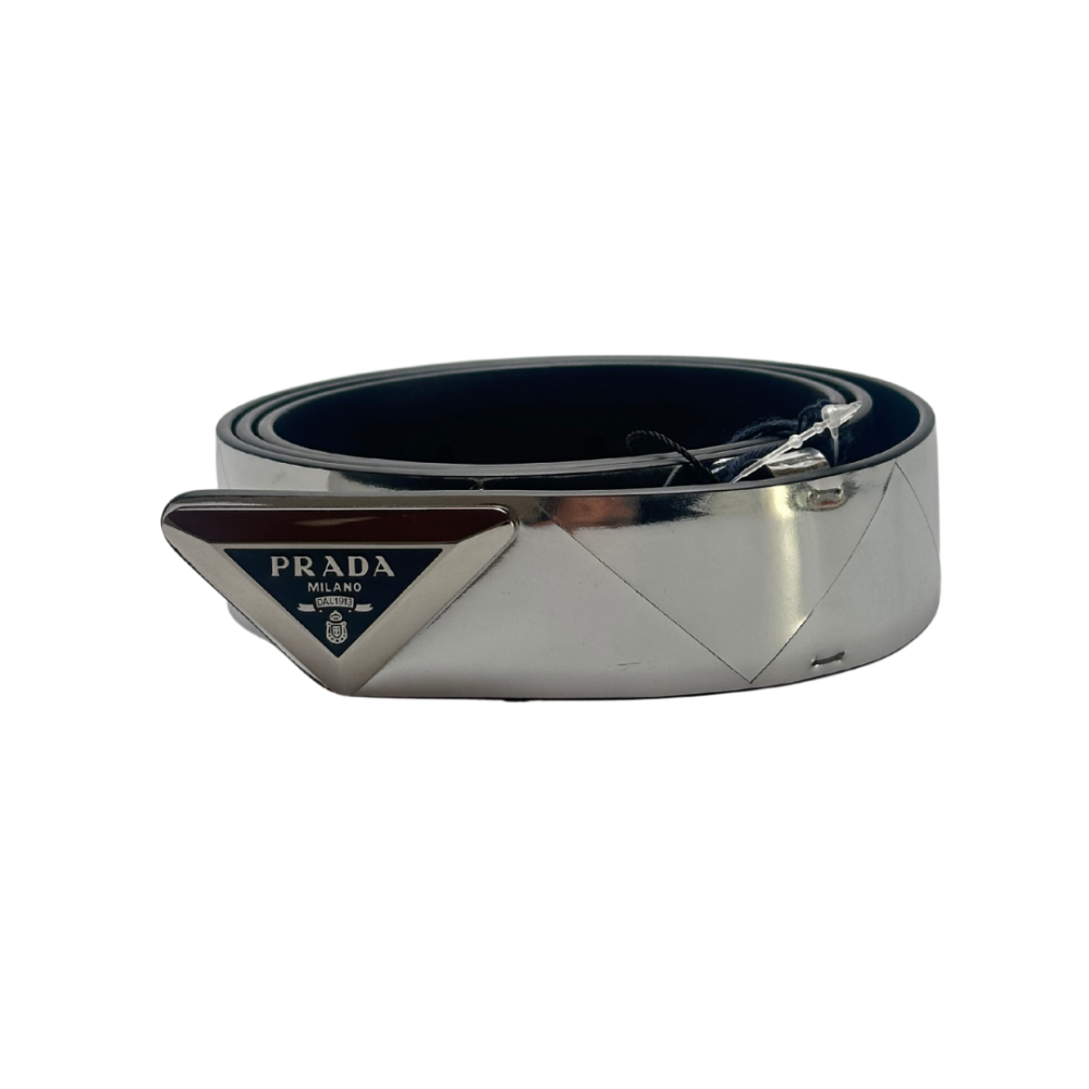 foto di cintura argentata di prada second hand di luxury mood shop