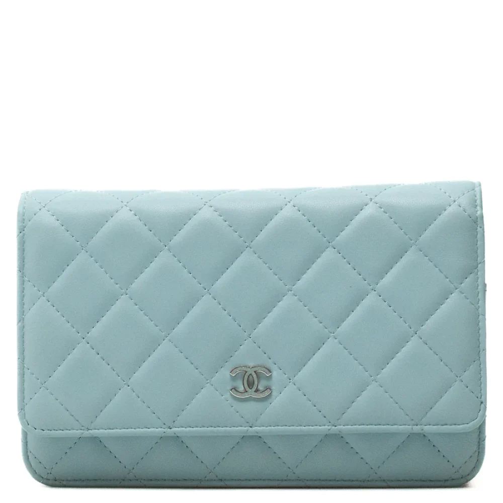 Luxury Mood_ CHANEL_ Pochette con catena celeste con logo tono su tono e brillantini_ 005