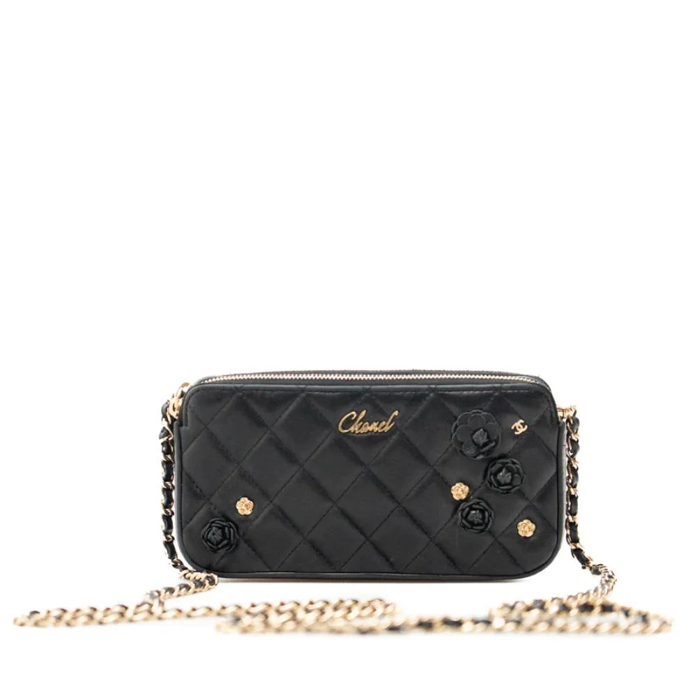 Luxury Mood_ CHANEL_ pochett con doppia zip nera con camelie oro pallido_ 015